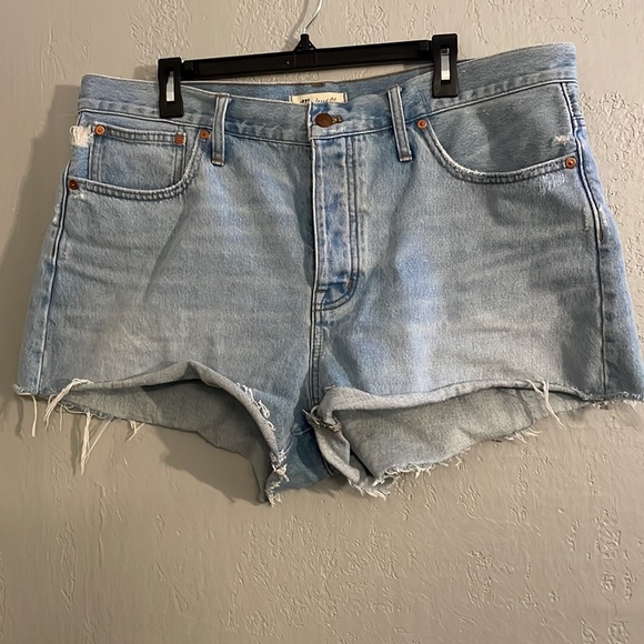 Madewell Relaxed Denim Shorts in Cedarcroft Wash - Picture 5 of 14